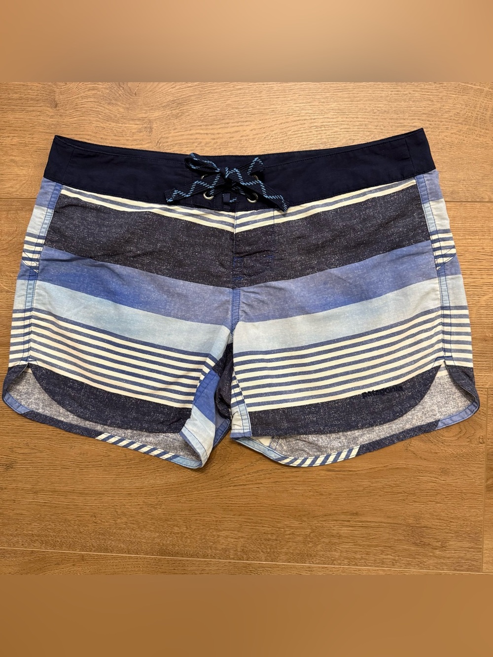 Patagonia Wavefarer Womens Board Shorts 5β Striped Textured Tide Pool Blue Sz. 4
